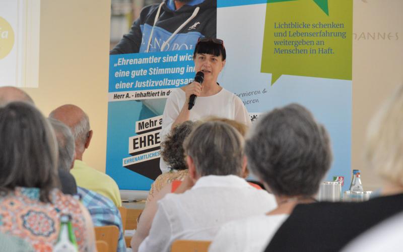 Eine Person hält im Plenum der Veranstaltung einen Vortrag