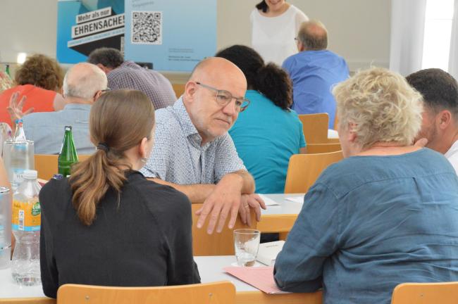 Austausch zwischen Haupt- und Ehrenamtlichen bei der Veranstaltung