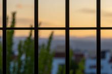 Sonnenuntergang Blick durch Gitterstäbe